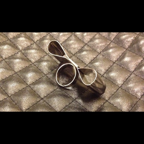 Bow ring - Picture 2 of 3