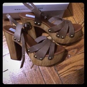 Steve Madden Obstruct Taupe Leather Sandals