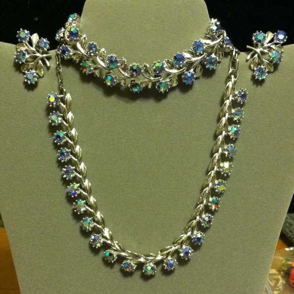 HOLD Vintage necklace, bracelet and clip earrings