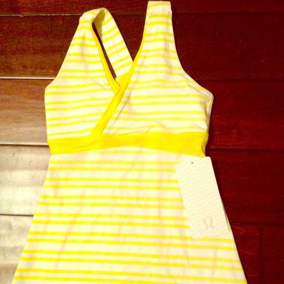 🚫Sold🚫lulu deep v tank size 4 yellow - Picture 1 of 2