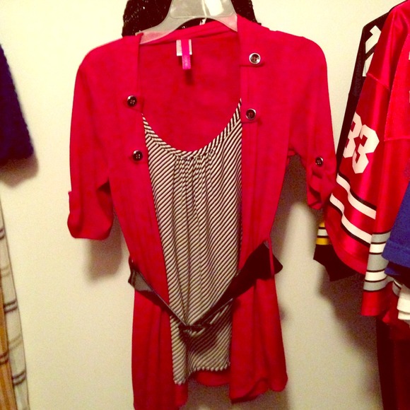 Adorable dressy top with belt!