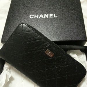 SOLD!!!!! Authentic L-gusset zip wallet