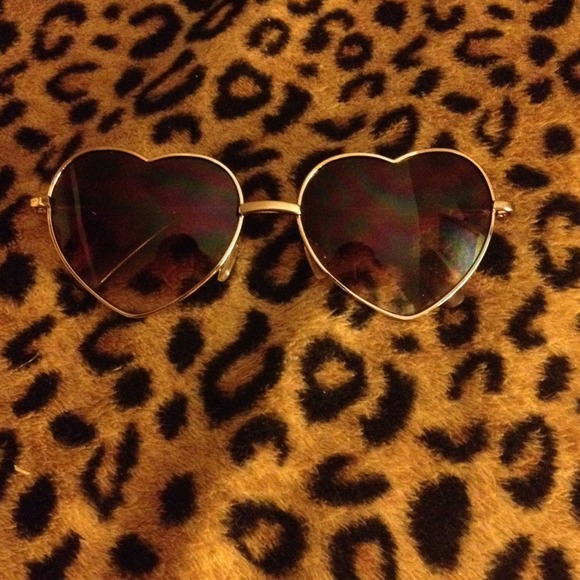 ❤️SOLD❤️Heart Sunnies - Picture 2 of 2