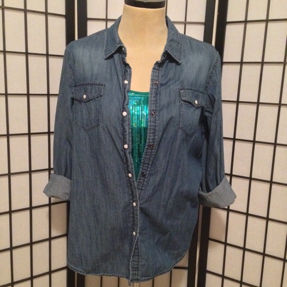 Super cute, denim, snap top