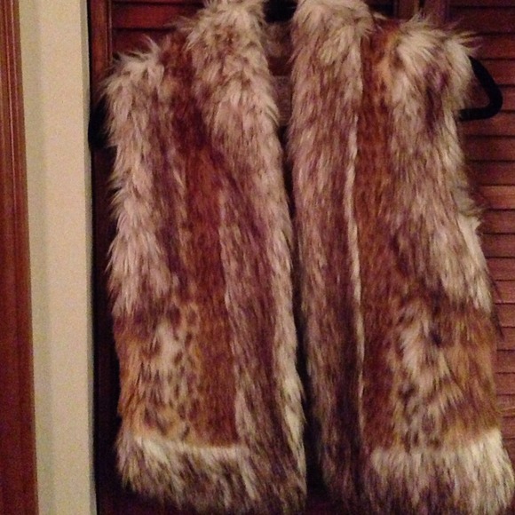 Cache animal faux fur vest