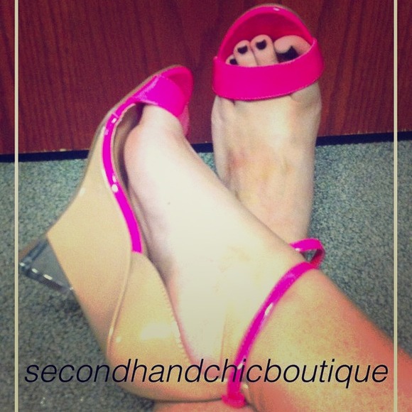 Nude and pink wedges