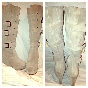 Bakers size 7 Taupe suede 3 metal buckle detail!