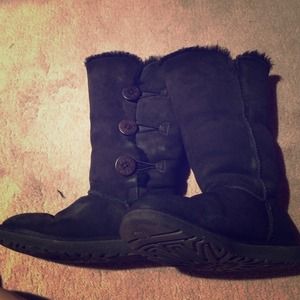 Black bailey button uggs