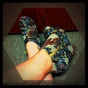 Floral print booties