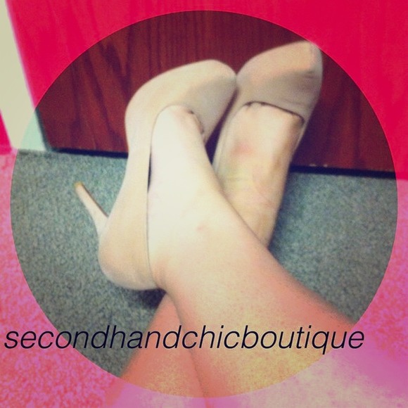 Nude pumps