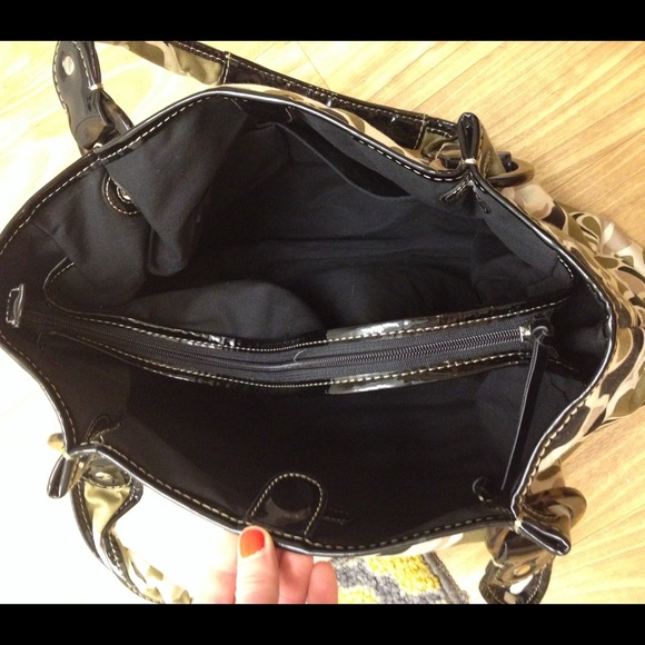 Fossil large satchel w/ patent trim& inner divider - Picture 4 of 4