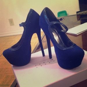 Ultra sexy midnight blue pumps!