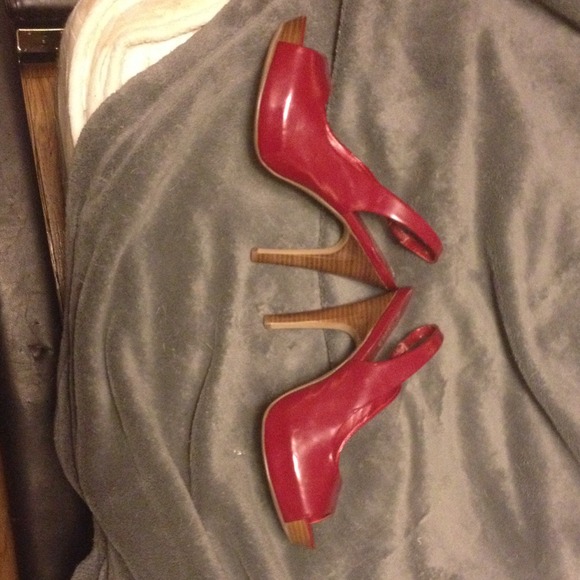 Jessica Simpson Red Peep Toe Wooden Heel Pumps - Picture 3 of 3