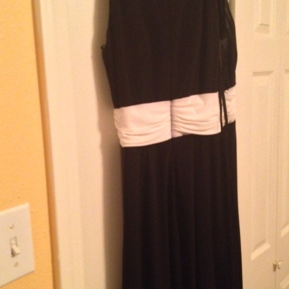 Dress - Picture 3 of 4