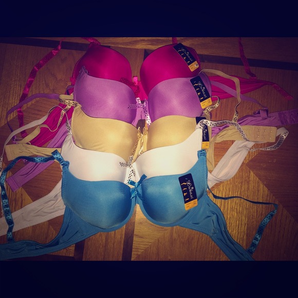 📌RESERVED📌 5 bras size 36b