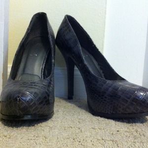 Wet seal gray/silver snake skin heels