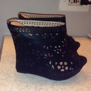 Black Wedge Sandal Heels NWOT COMFY !!!