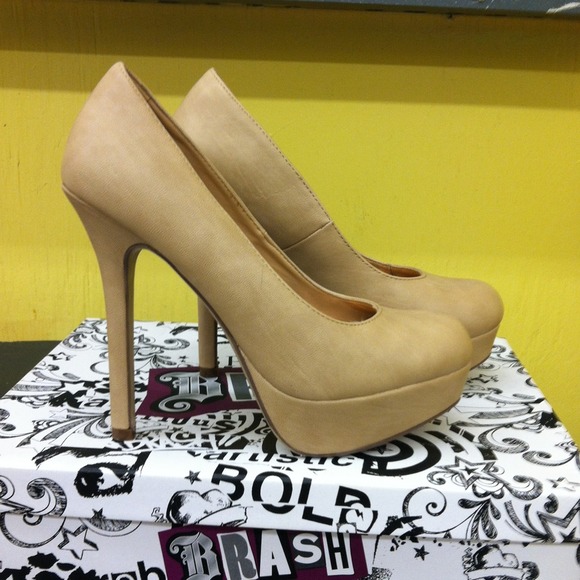 Nude pumps size 7.5