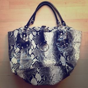 Steve Madden snake skin shopper!