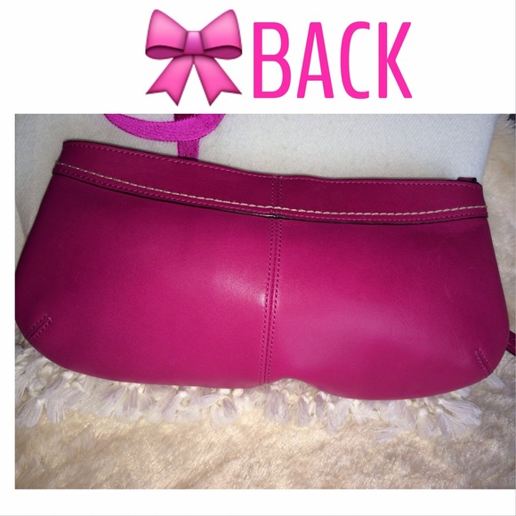 🎀SOLD ON ANOTHER SITE🎀. Coach Leather Wristlet - Picture 2 of 4