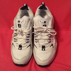 New Balance Sneakers US sz 8.5 white & navy