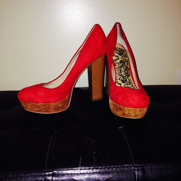 Size 10 INC suede red pumps