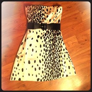 ⬇️⬇️Black /cream cocktail dress w belt included.