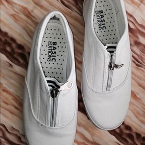 White canvas zip up tennis shoes