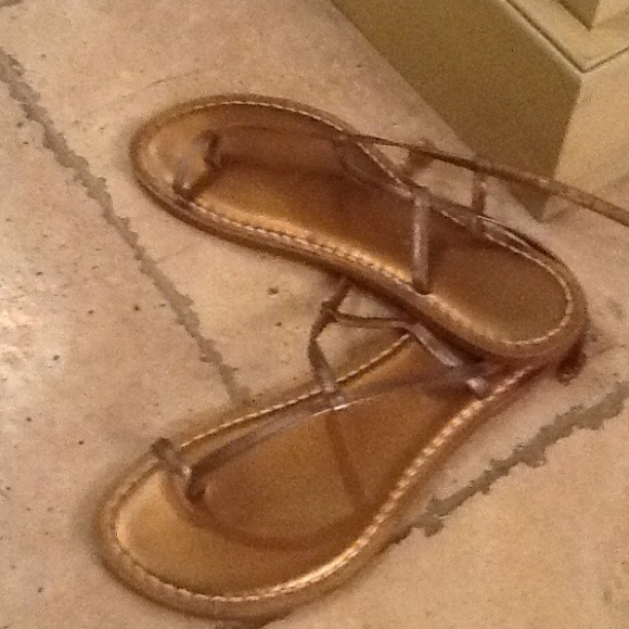 Bernardo flat Egyptian style sandals