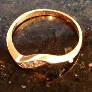 14k gold ring with tiny diamonds, size 6