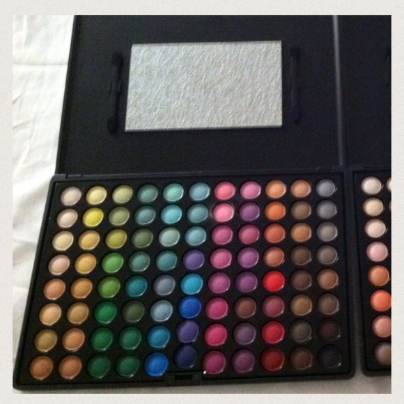 Crown blush 88 eyeshadows