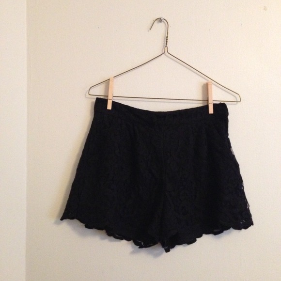 H&M High-Waisted Black Lace Scalloped Shorts in XS - Picture 1 of 4