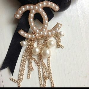 CC gold tone faux pearl brooch pin