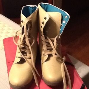 ⬇️Reduced ⬇️Brand NWOT rue 21 cream combat boots.