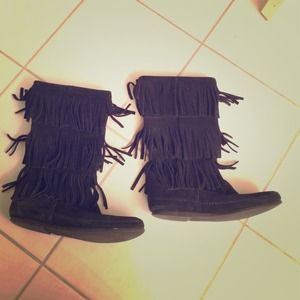 Black 3-Fringe Minnetonka moccasins