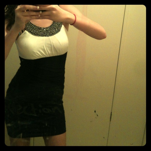 A dress - Picture 1 of 1