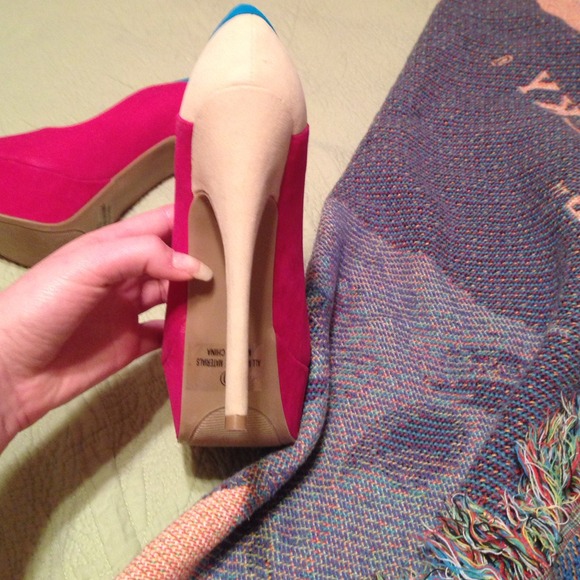 Beautiful multicolored heels! - Picture 3 of 3