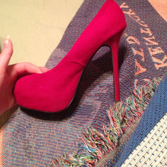 Pink heels! - Picture 2 of 3