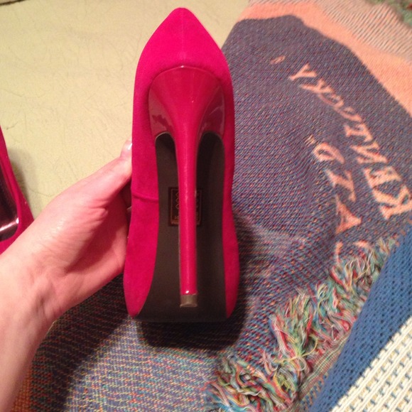 Pink heels! - Picture 3 of 3
