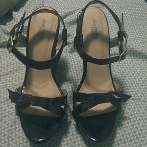 Black wedges