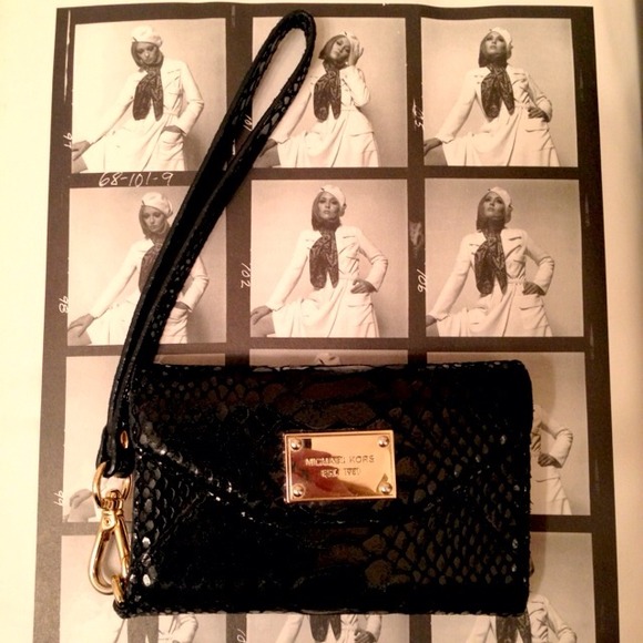 ✂️🎉HP 7/18🎉Michael Kors IPhone Wristlet - Picture 4 of 4