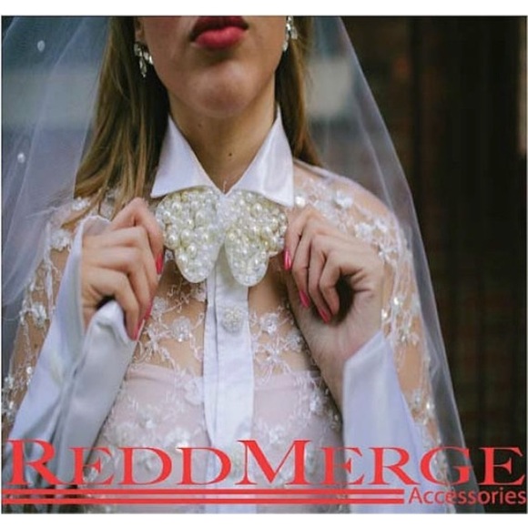 🌟Ladies Pearl & lucite Bow tie 🌟 - Picture 3 of 4