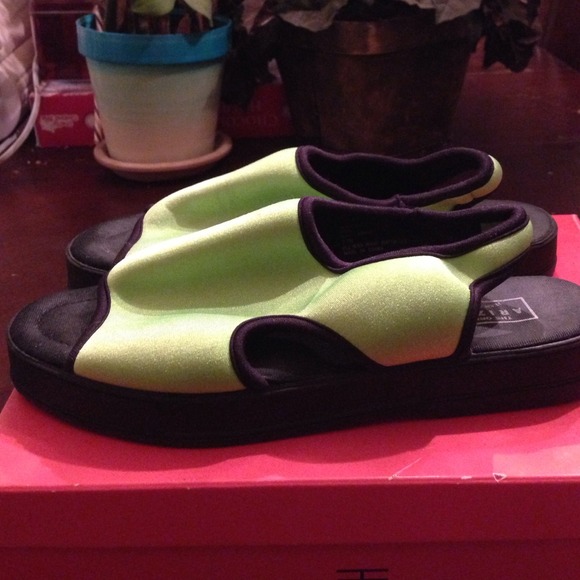 Stretchy Water Sandal in Neon Green & Black - Picture 2 of 3