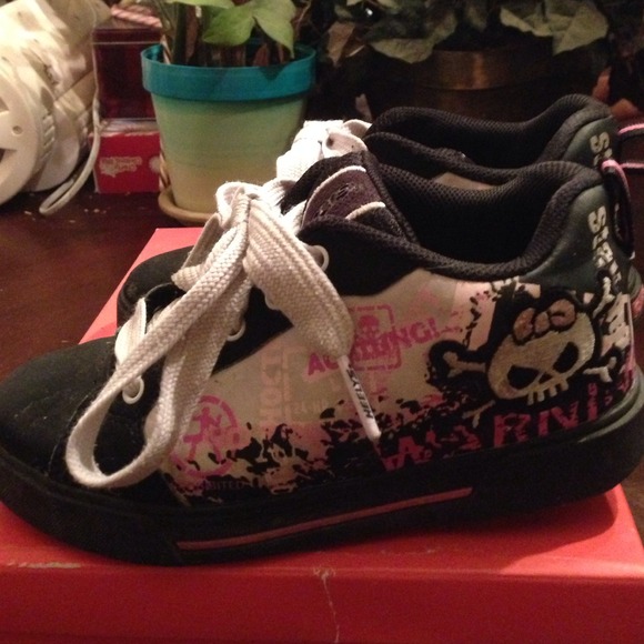 Skull Black & Pink Heelys Roller Skate Shoes