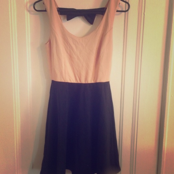 Two tone color, bow detail, super cute dress