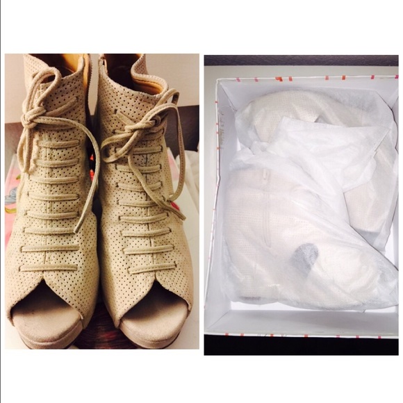 Jeffrey Campbell Mary Roks in Nude