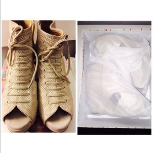 Jeffrey Campbell Mary Roks in Nude