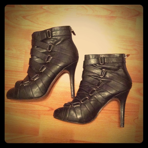 ANKLE BOOTIES ZIP UP BACK