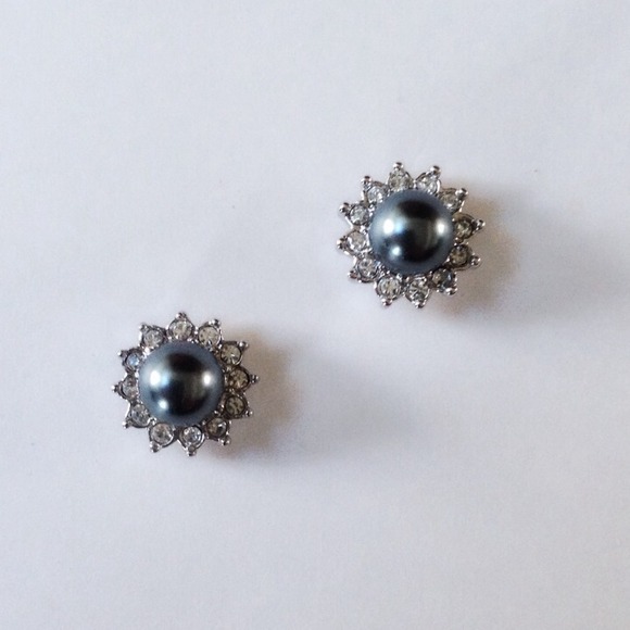 3 for 15🎀18K PP zircon & grey faux pearl studs - Picture 2 of 4