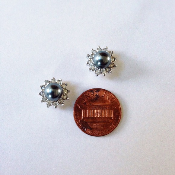 3 for 15🎀18K PP zircon & grey faux pearl studs - Picture 3 of 4